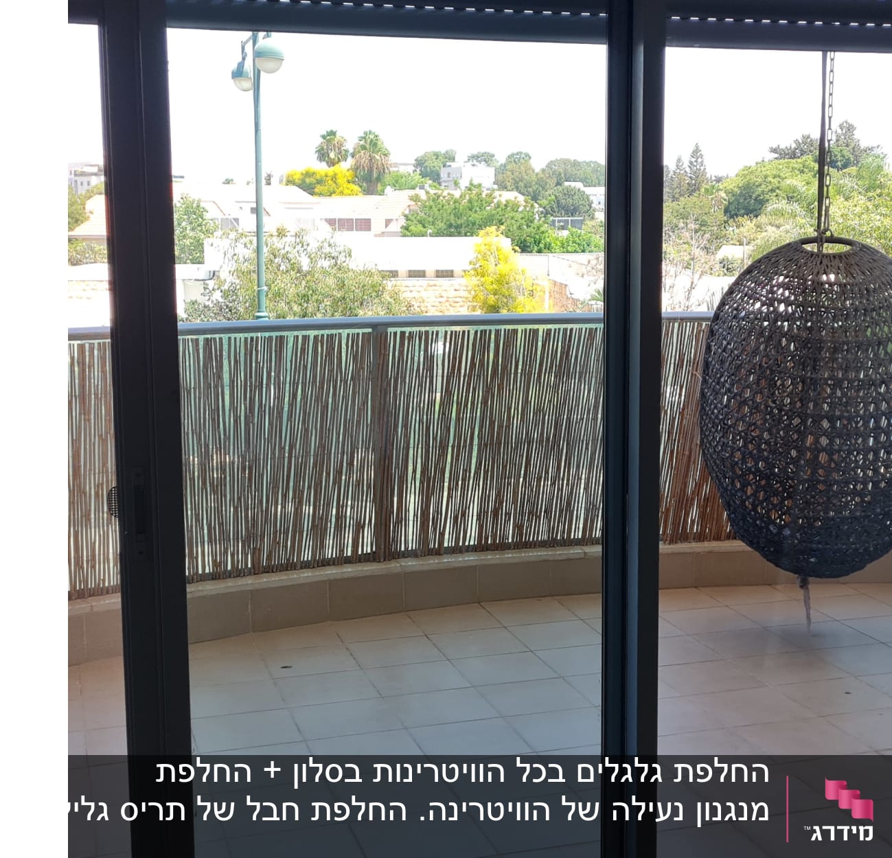 תריסים סגורים על חלון זכוכית במרפסת